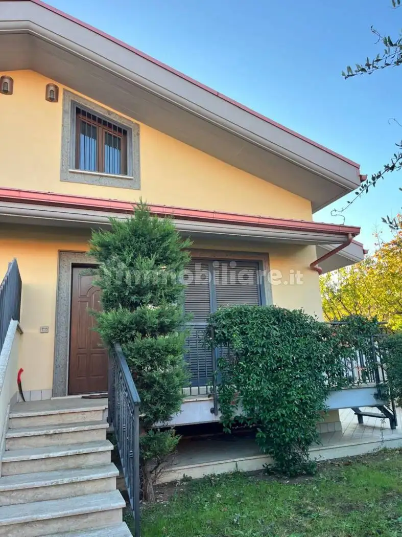 Villa bifamiliare in vendita a Roma