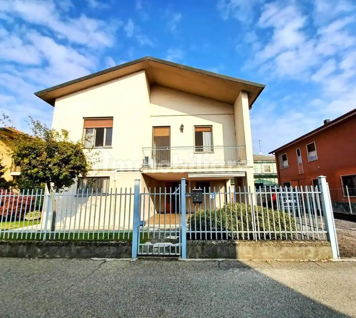 Villa in vendita a Sannazzaro de' Burgondi