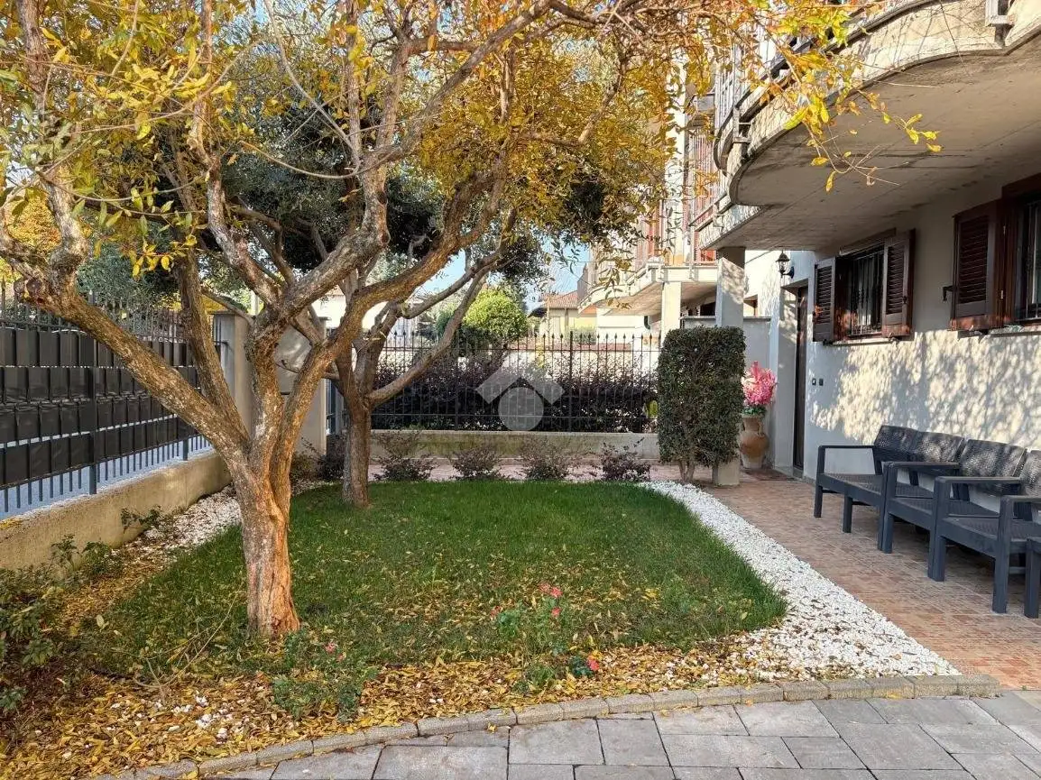 Casa indipendente in vendita a Ferno