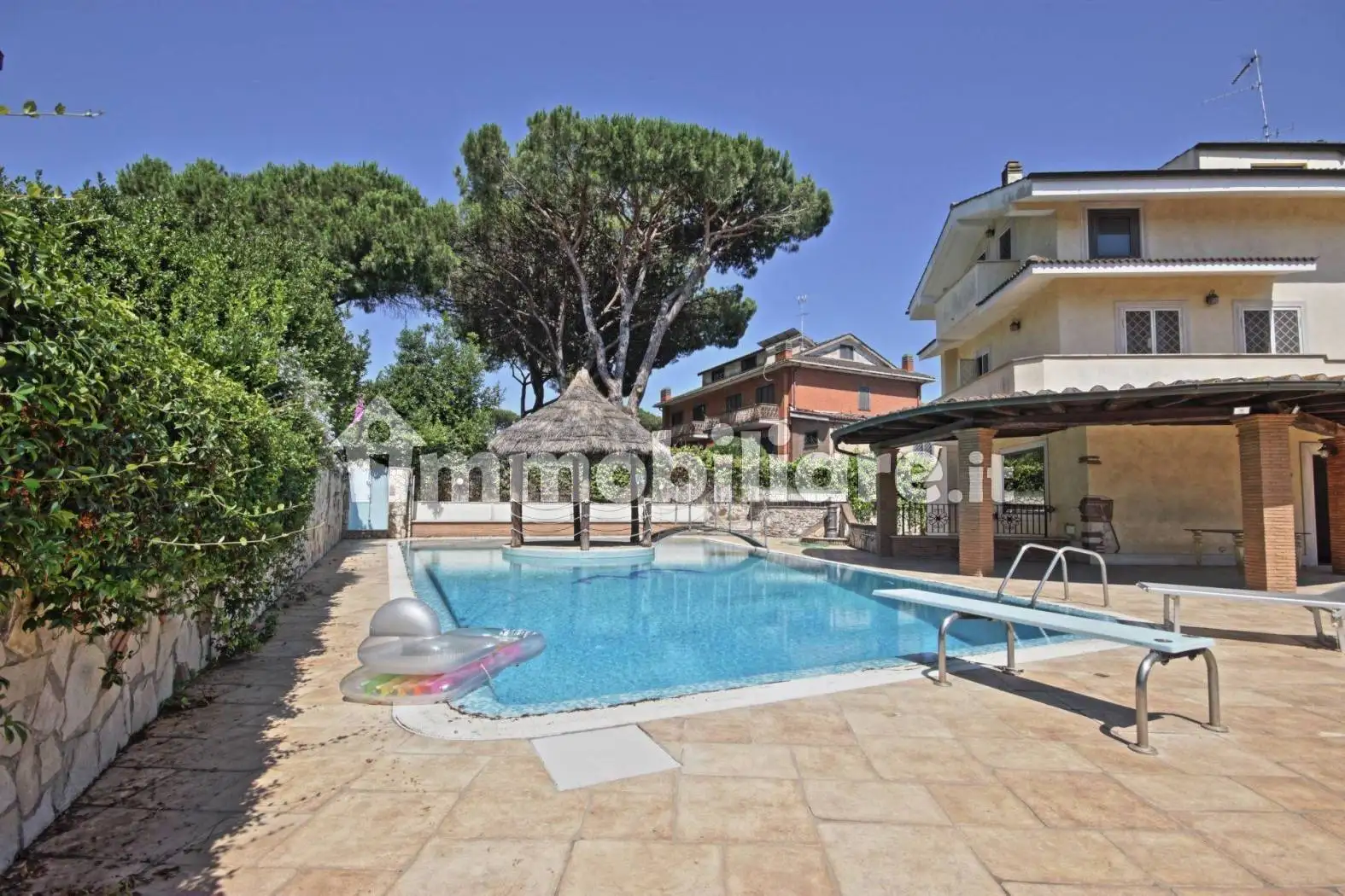 Villa plurifamiliare in vendita a Roma