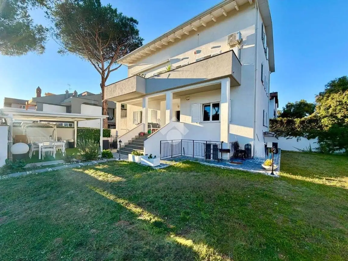 Villa plurifamiliare in vendita a Roma
