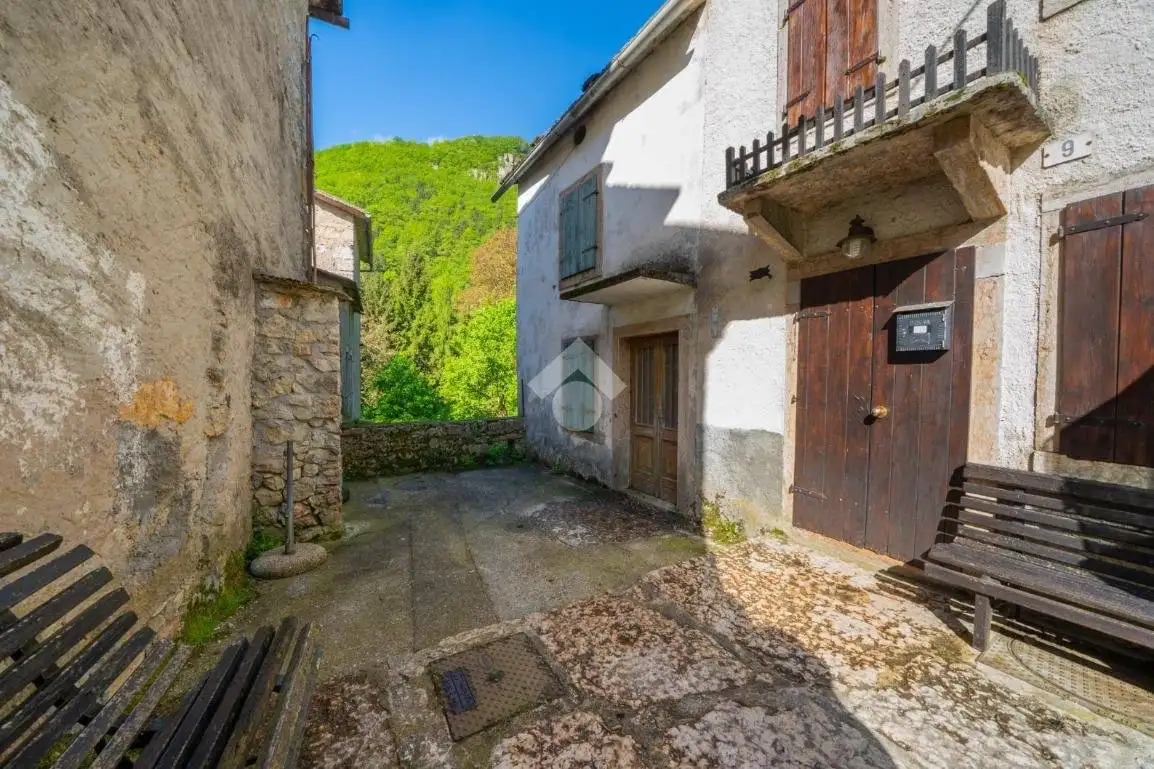 Rustico - Casale in vendita a Roverè Veronese