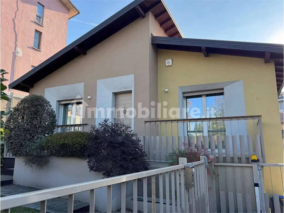 Villa in vendita a Buguggiate