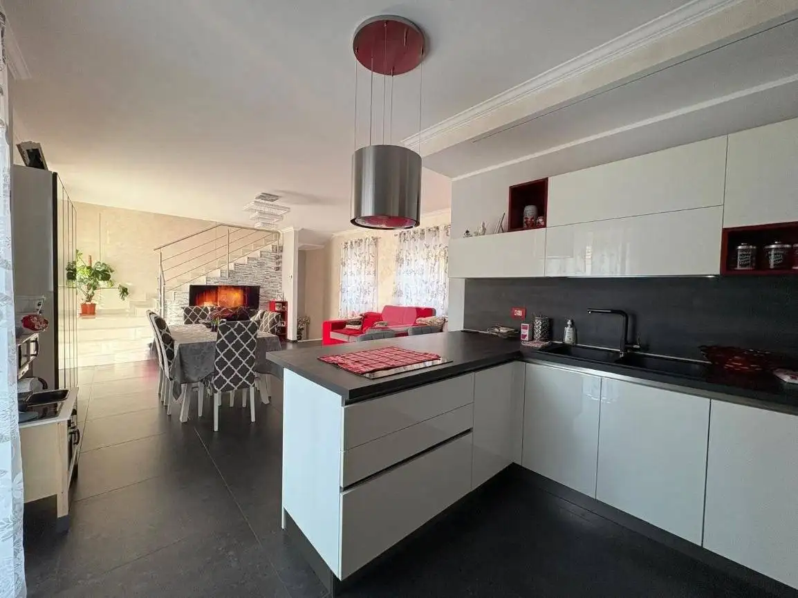 Casa indipendente in vendita a Ferno