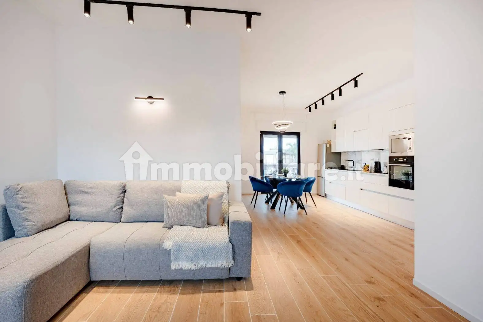 Trilocale viale Grotta della Regina 42, Torre a Mare, Bari