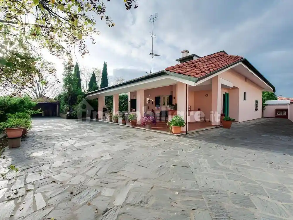 Villa in vendita a Carrara