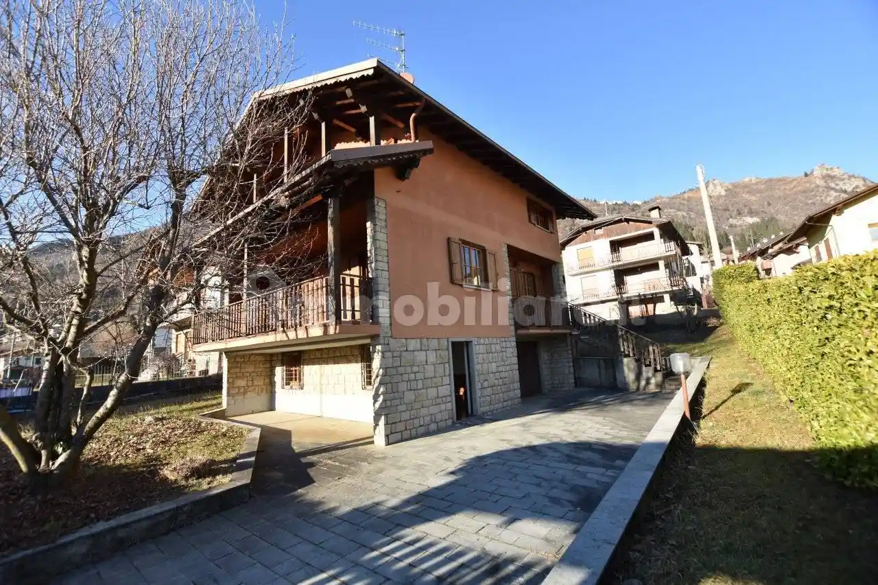 Villa in vendita a Castione della Presolana