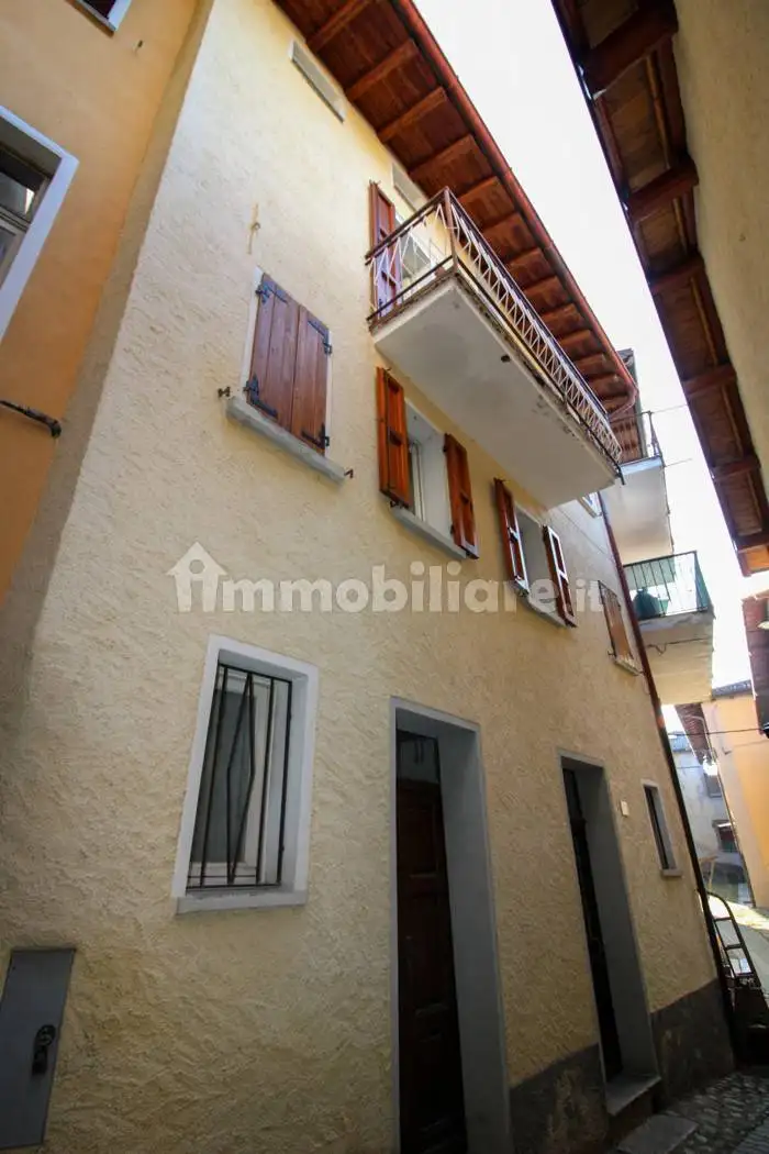 Casa indipendente in vendita a Ponna