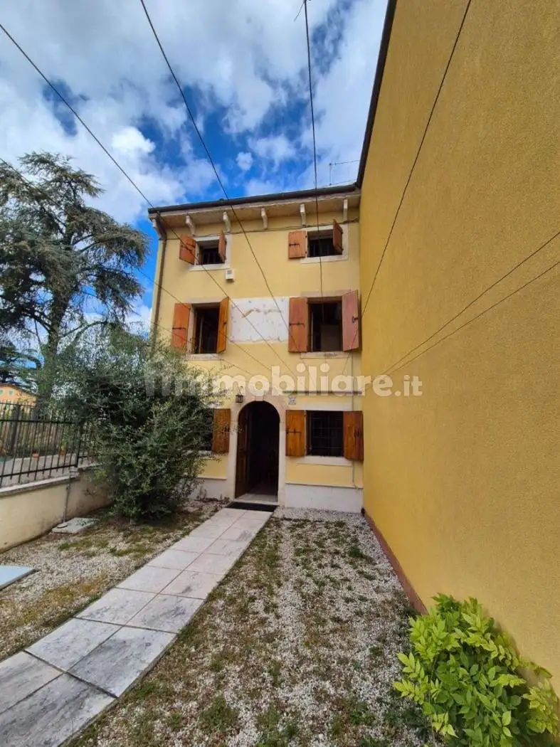 Casa indipendente in vendita a Verona