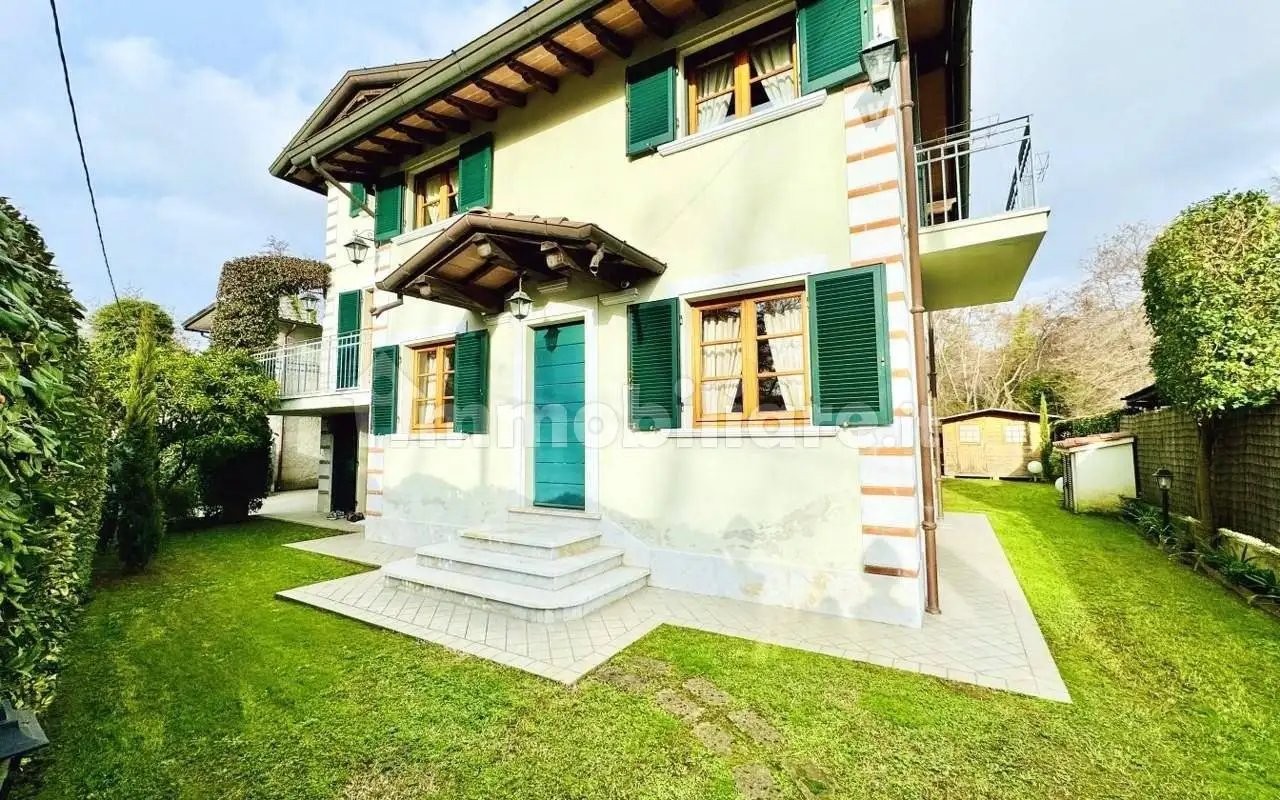 Casa indipendente in affitto a Pietrasanta