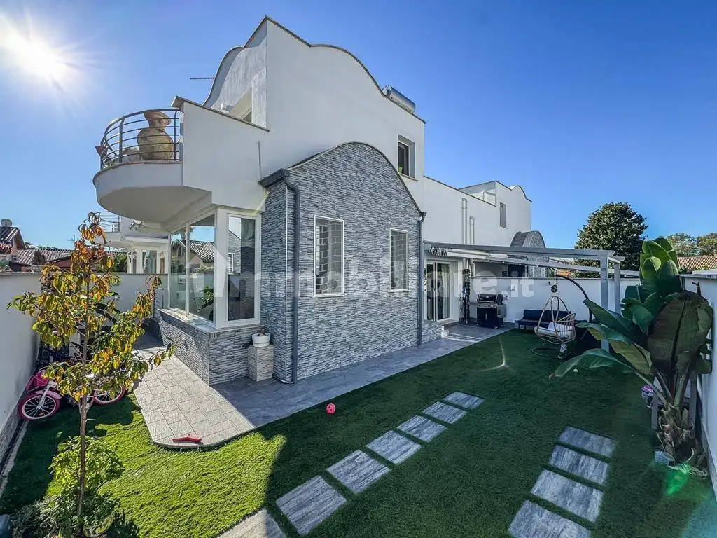 Villa plurifamiliare in vendita a Roma