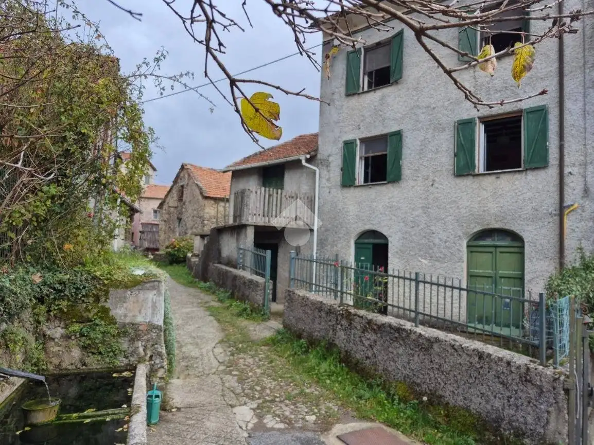 Casa indipendente in vendita a Montoggio