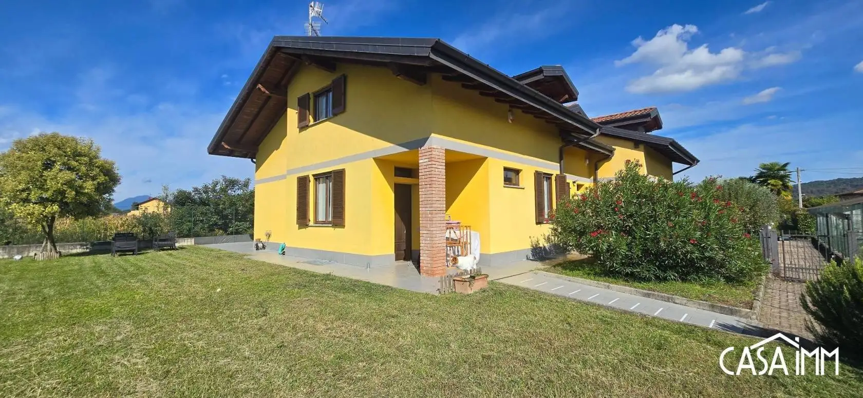 Villa in vendita a Angera