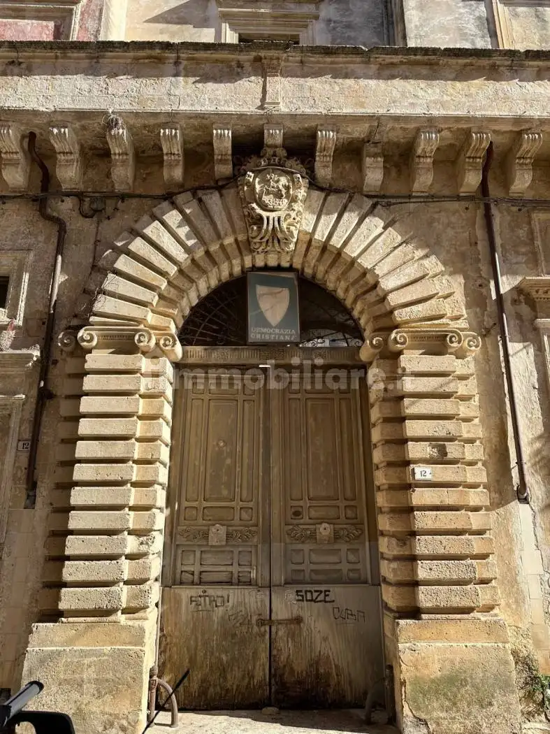 Palazzo - Edificio in vendita a Lequile