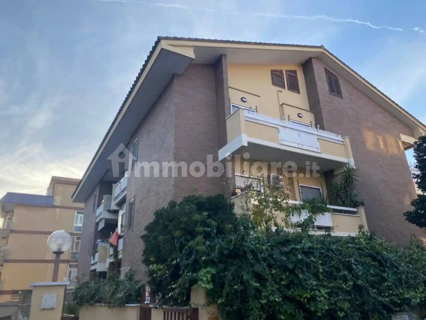 Palazzo - Edificio in vendita a Pomezia