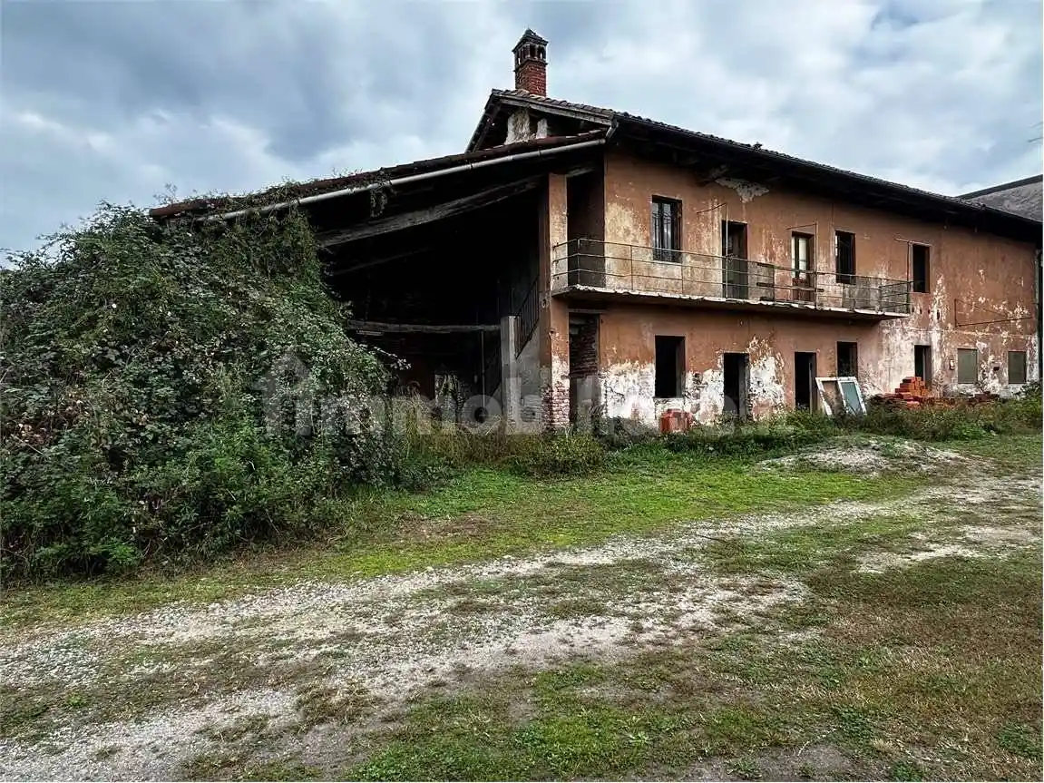 Rustico - Casale in vendita a Oleggio