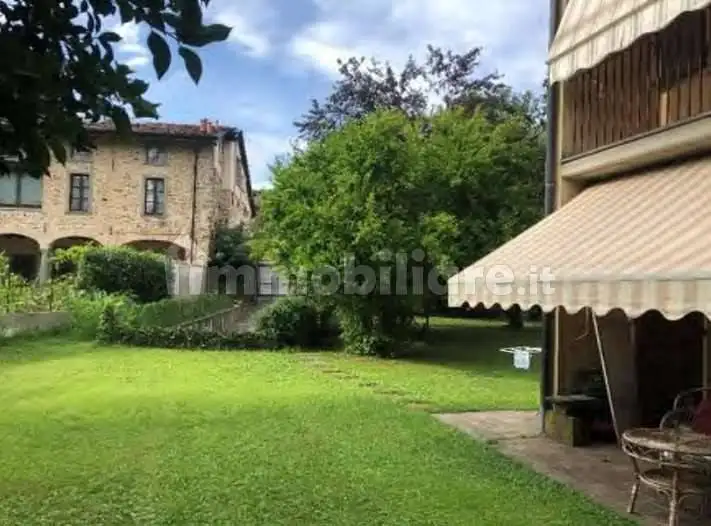 Villetta a schiera in asta a Ambivere