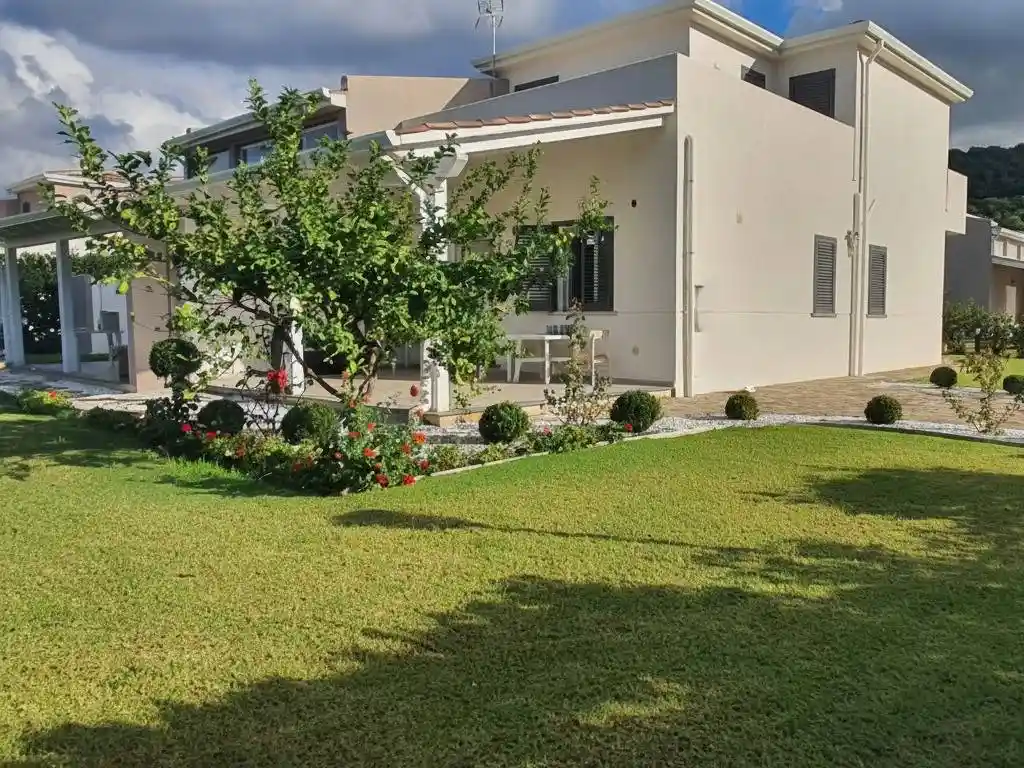 Appartamento in vendita a Campofelice di Roccella