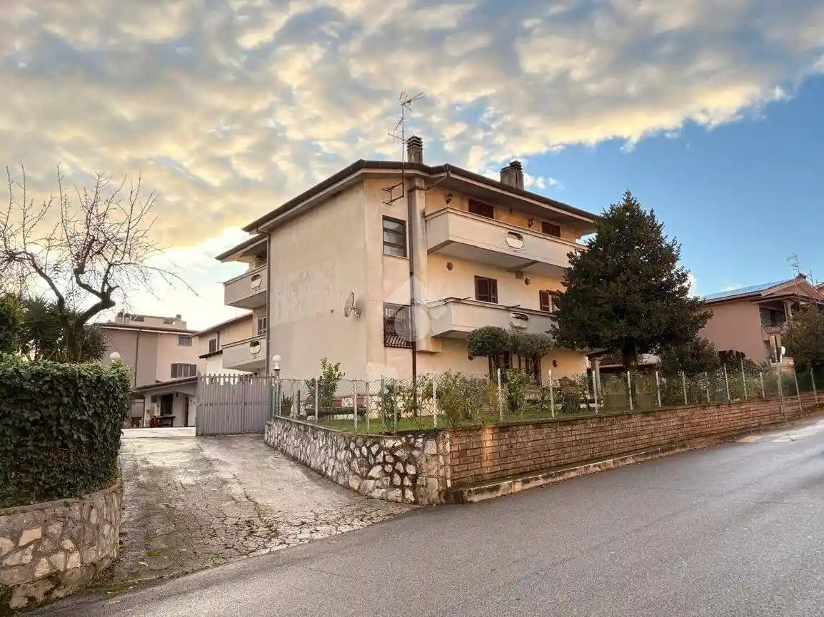 Palazzo - Edificio in vendita a Lariano