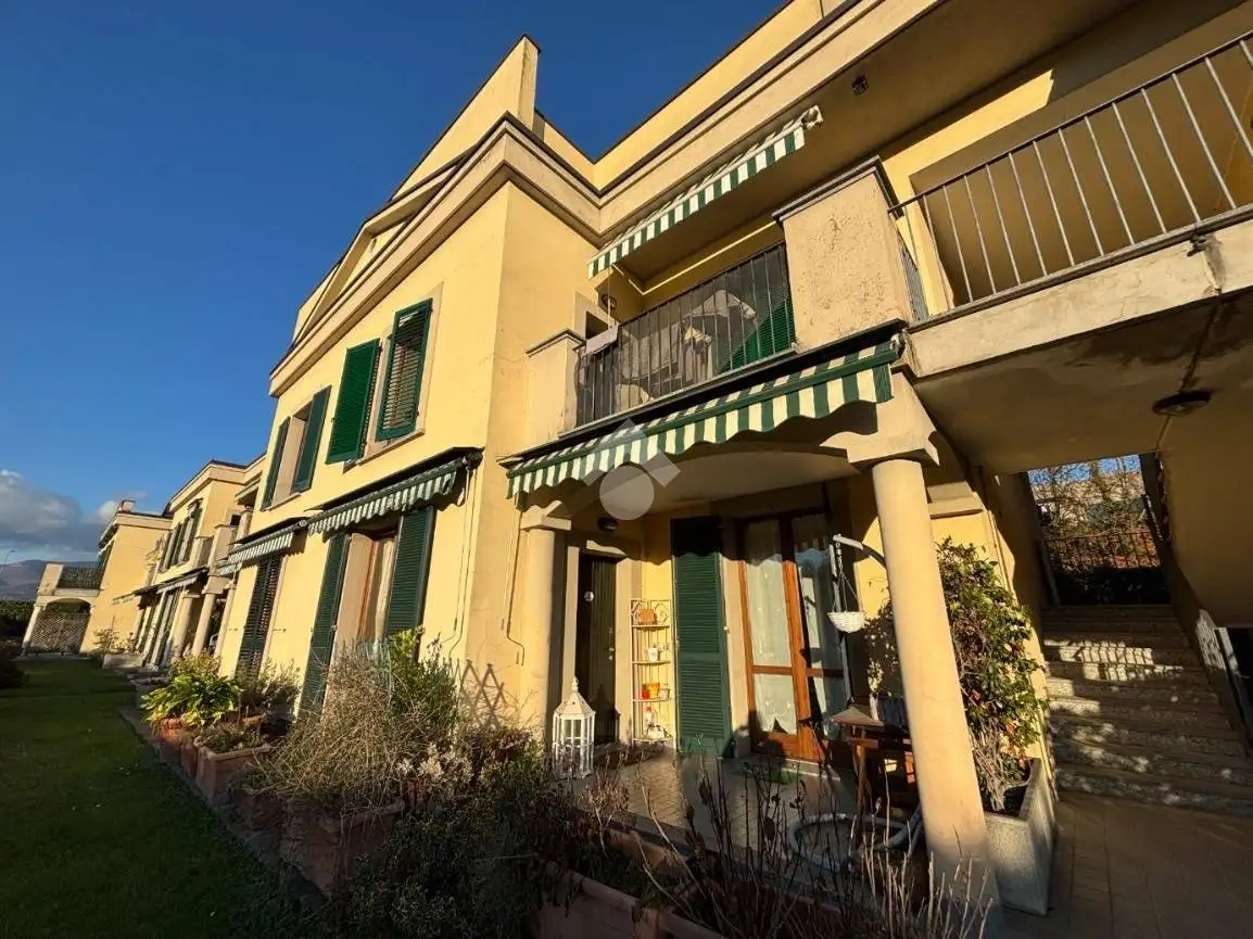 Appartamento in vendita a Carugo