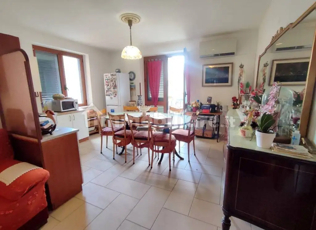 Trilocale via Martiri della Libertà 7, Centro, Bosa - foto 4