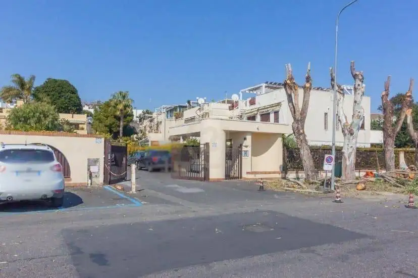 Appartamento in affitto a Aci Castello