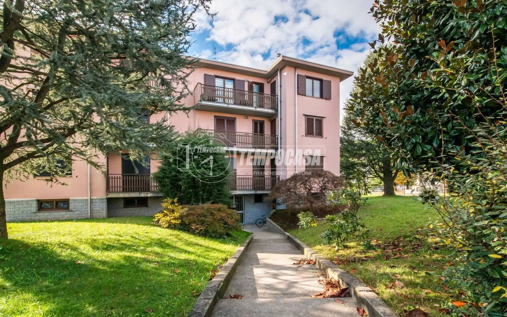 Appartamento in vendita a Locate Varesino