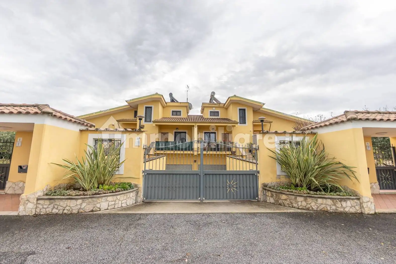 Villa plurifamiliare in vendita a Roma