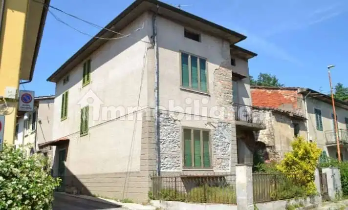 Casa indipendente in asta a Prato