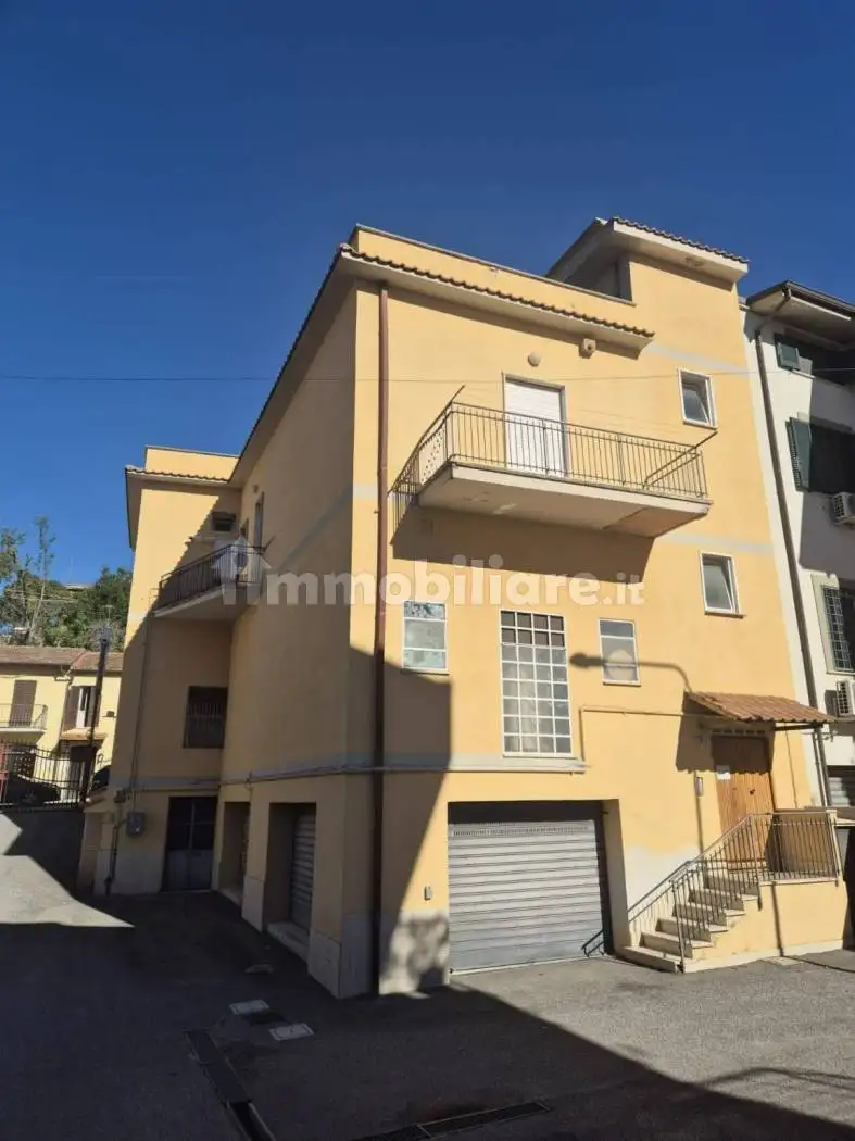 Appartamento in affitto a Fara in Sabina