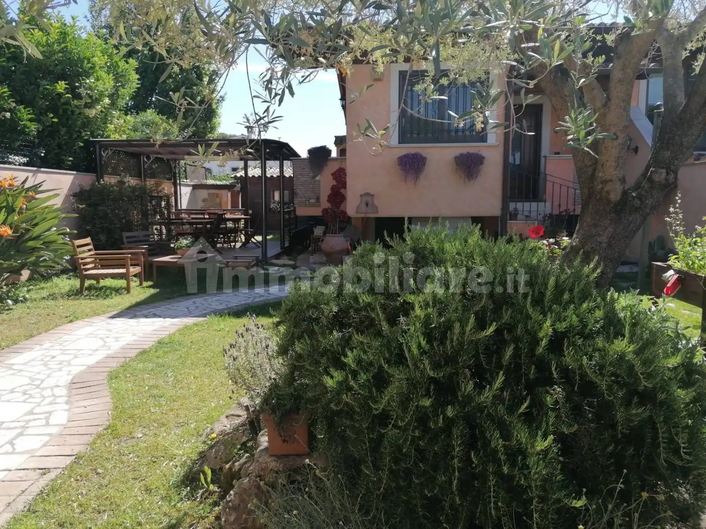 Villa plurifamiliare in vendita a Roma