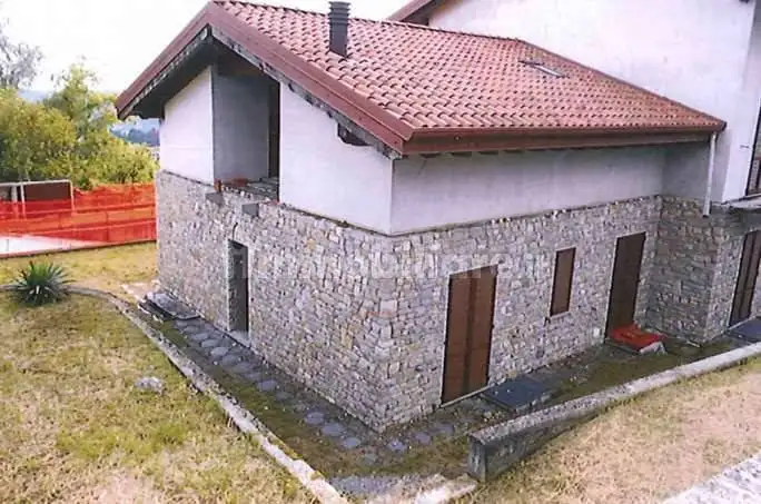 Appartamento in asta a Caprino Bergamasco