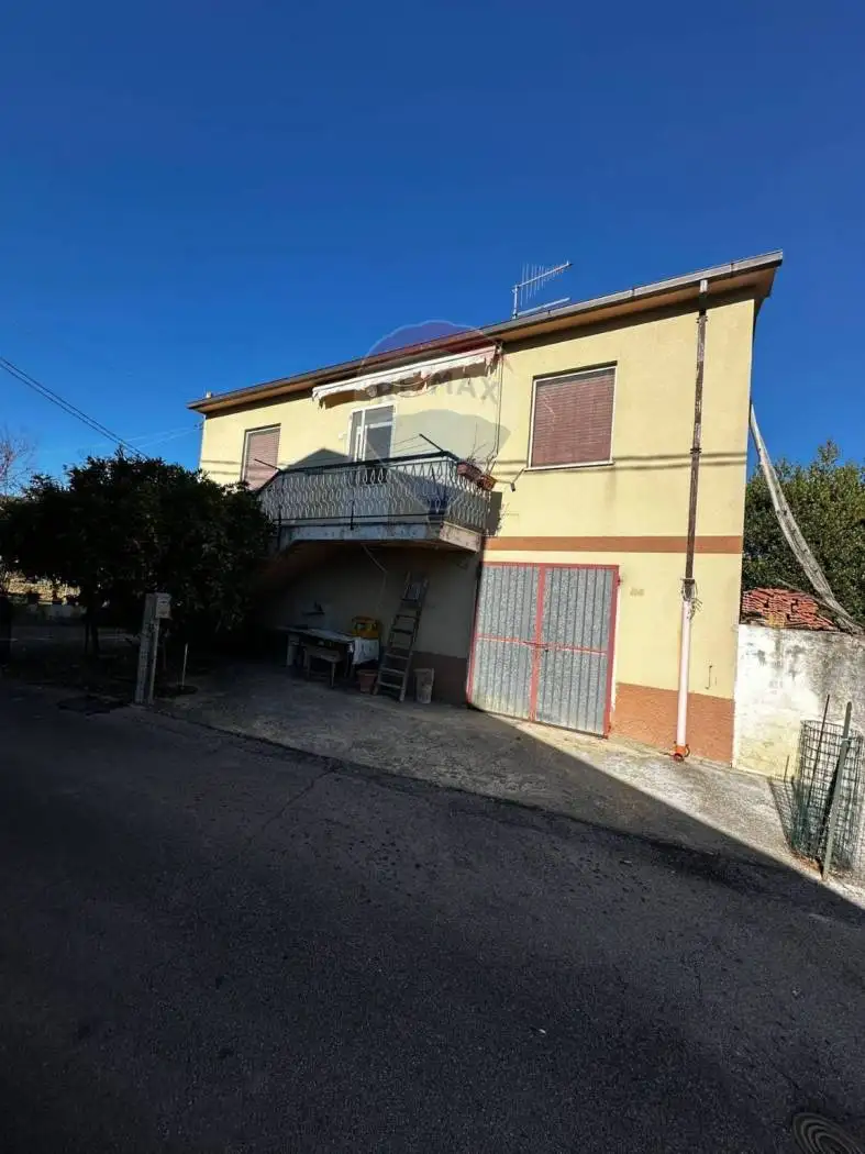 Casa indipendente in vendita a Castiglione Messer Raimondo