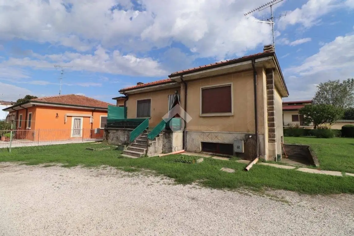 Villa in vendita a Volta Mantovana