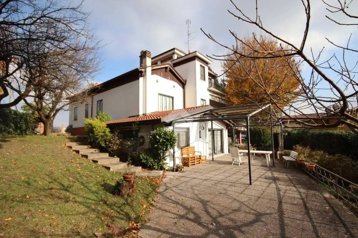 Villa in vendita a Cassago Brianza