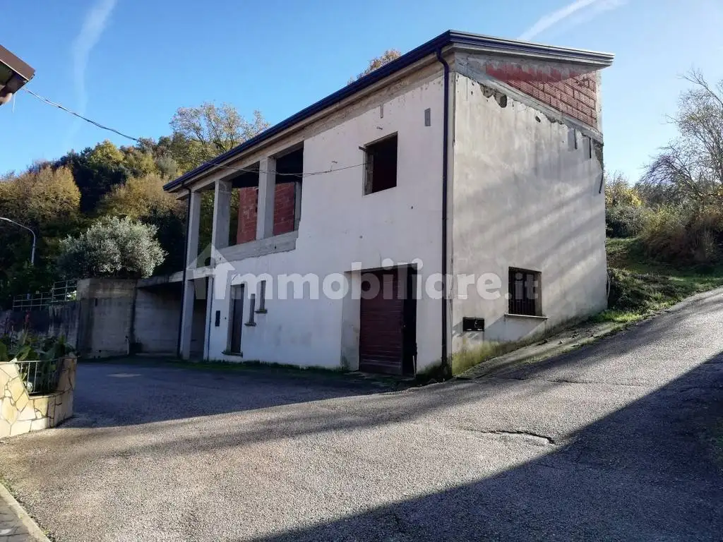 Villa in vendita a Castel di Sasso