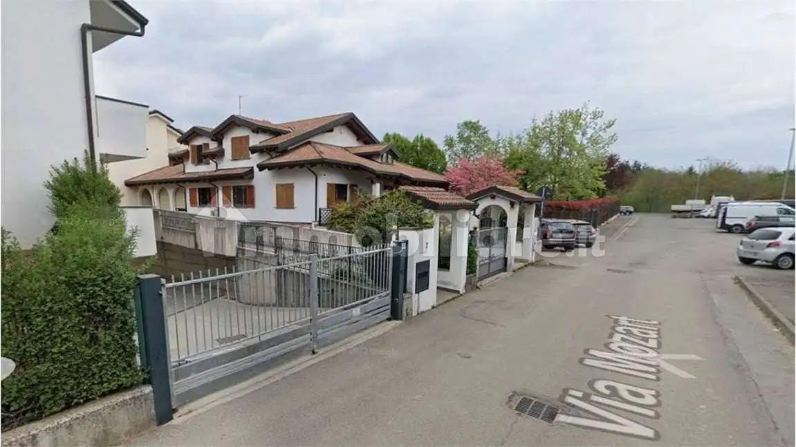 Villa in asta a Usmate Velate