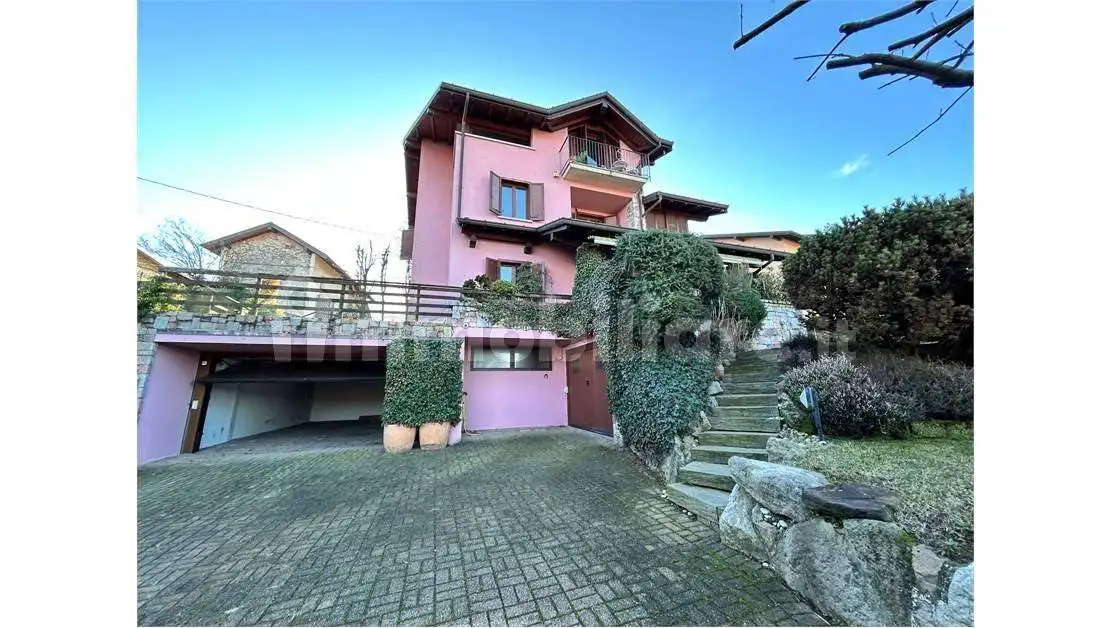 Villa in affitto a Taino