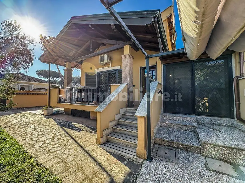 Villa plurifamiliare in vendita a Roma