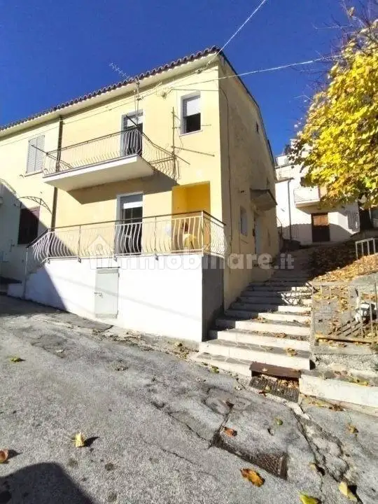 Villa in vendita a Montebello di Bertona