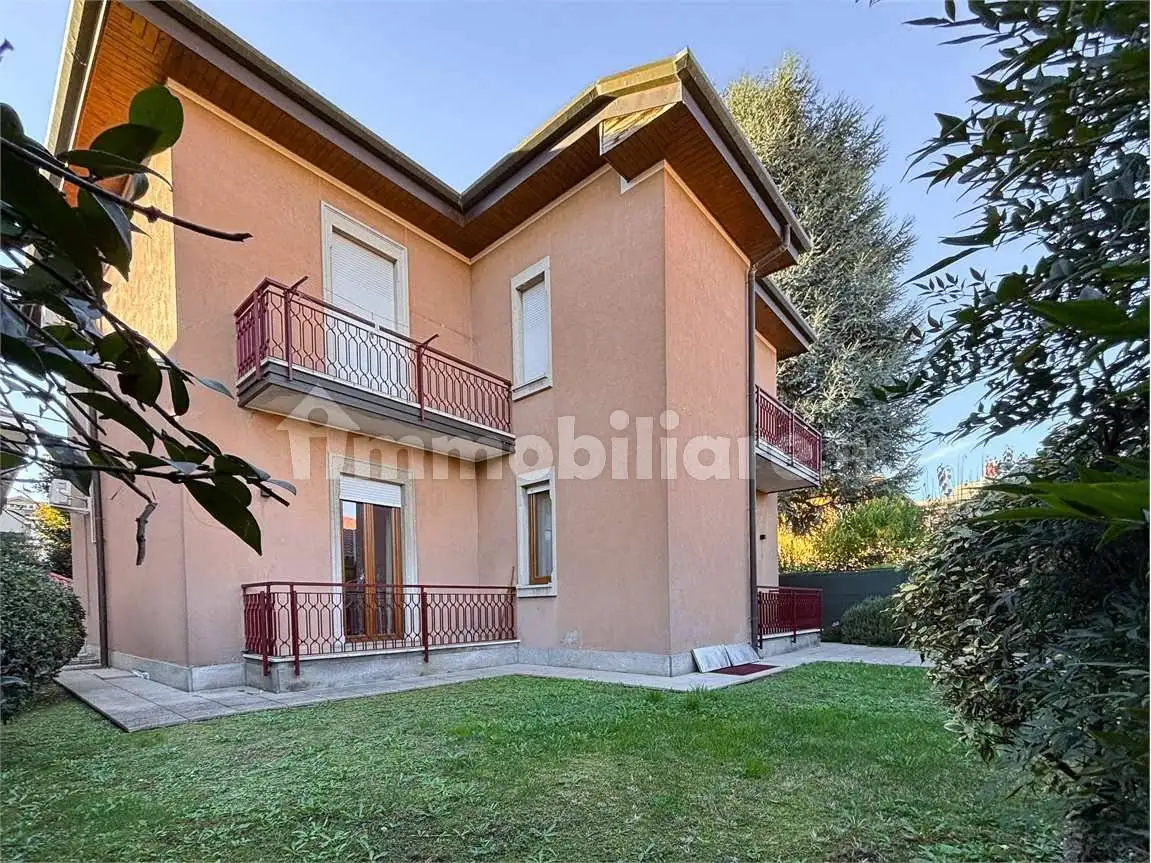 Villa bifamiliare via Camillo Benso Conte di Cavour, Albizzate - foto 2