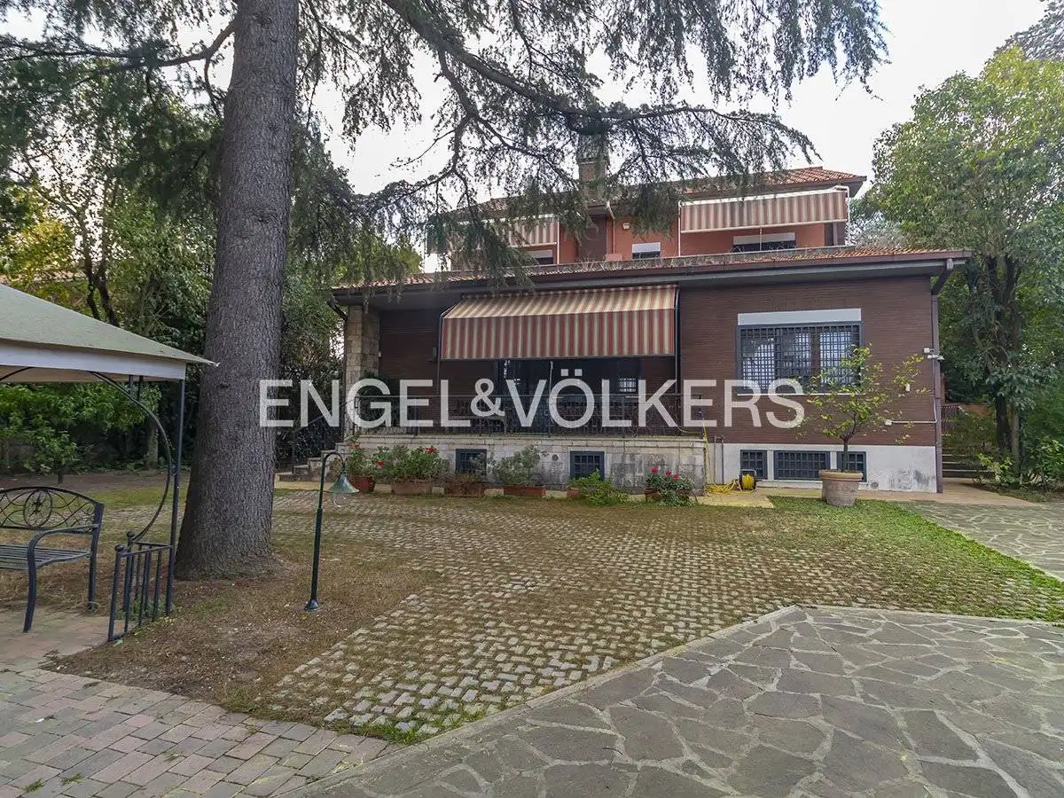 Villa bifamiliare in vendita a Roma