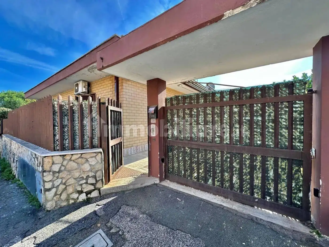 Palazzo - Edificio in vendita a Guidonia Montecelio