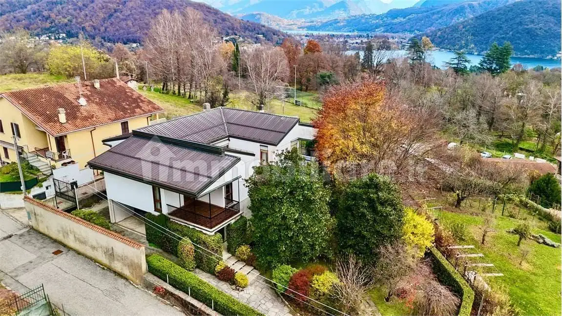 Villa in vendita a Cadegliano-Viconago