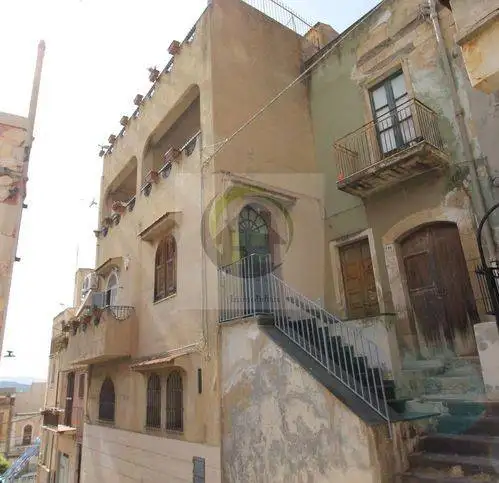 Palazzo - Edificio in vendita a Palagonia