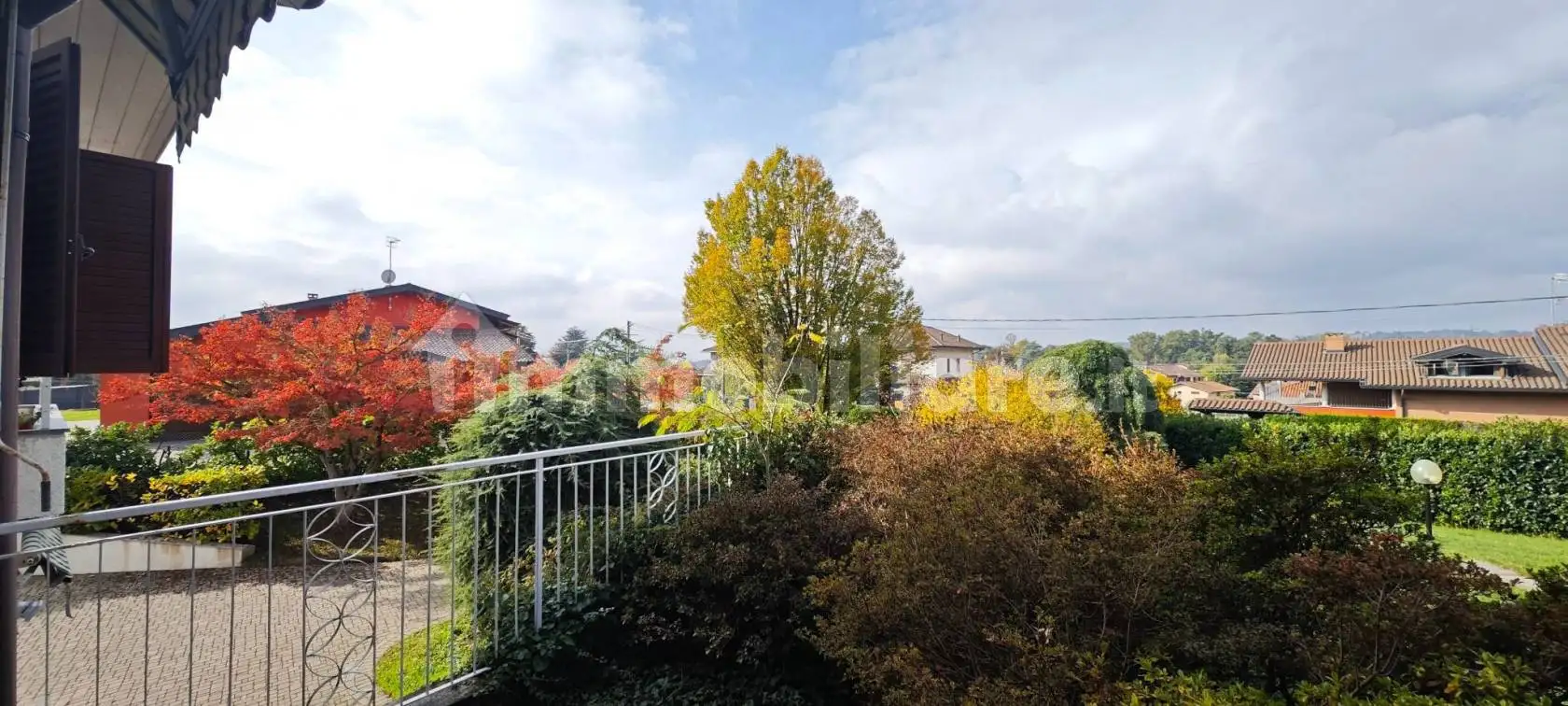 Villa plurifamiliare via Gioacchino Rossini 4, Centro, Castronno - foto 3