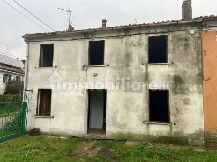 Palazzo - Stabile in asta a Castel d'Ario