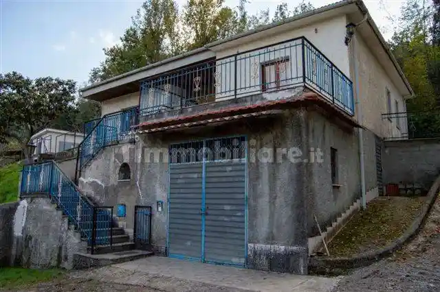 Villa in vendita a Lustra