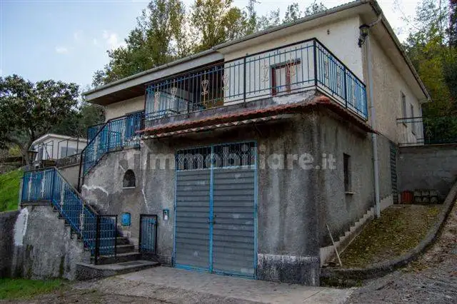 Villa in vendita a Lustra