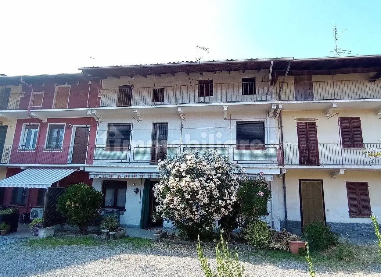 Terratetto unifamiliare 167 m², buono stato, Centro, Bellinzago Novarese - foto 2